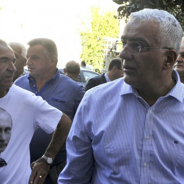 &lt;p&gt;Andrija Mandić s pristašom koji, gle čuda, nosi majicu s likom Vladimira Putina&lt;/p&gt;