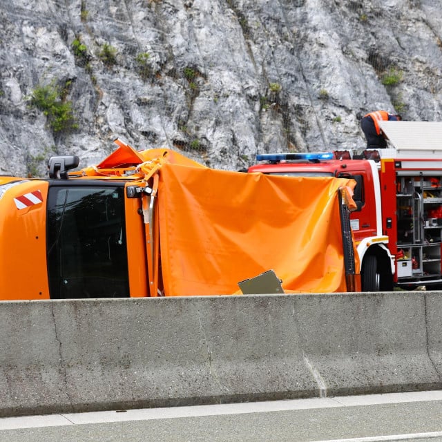 <p>Stara Susica, 090823.<br>
Jutros je doslo do teske prometne nesrece na autocesti Rijeka - Zagreb, izmedju tunela Podvugles i Cardak u smjeru Zagreba. Poginula su dva radnika Hrvatskih autocesta na koje je naletio kamion.<br>