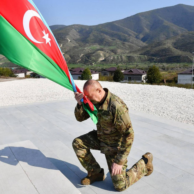 <p>Azerbajdžanski predsjednik&nbsp;Ilham Alijev ljubi zastavu svoje zemlje</p>