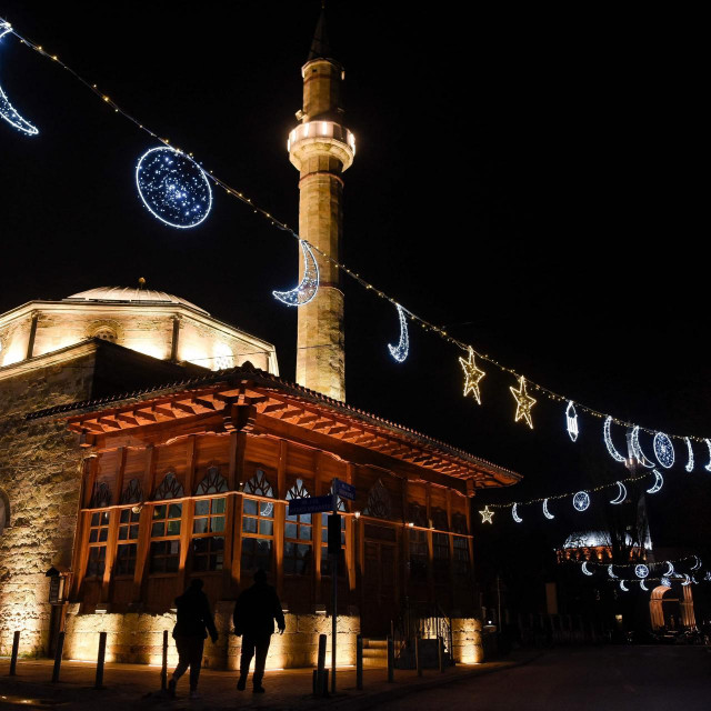 &lt;p&gt;Jedan od osnivača Vesel Lekaj&lt;strong&gt; &lt;/strong&gt;rekao je da je kosovsko društvo ugušeno islamskim ekstremizmom te da se treba boriti protiv ‘zla iz misli‘. Džamija u Prištini za Ramazan u travnju ove godine&lt;/p&gt;