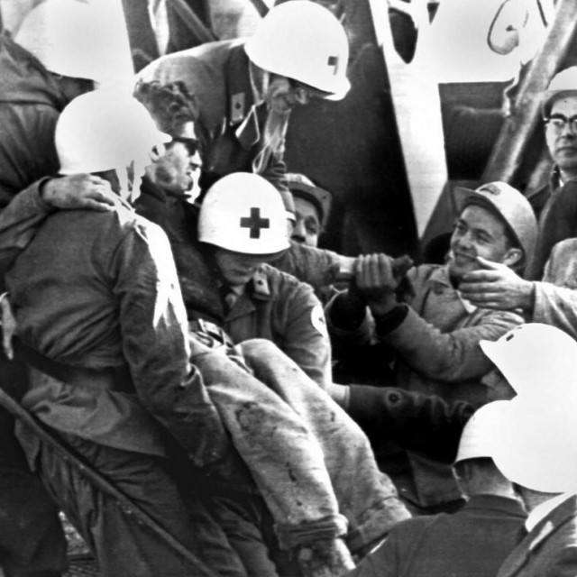 &lt;p&gt;Bolničari nose jednog od jedanaest spašenih rudara u Lengedeu, Donja Saska, van (11.7.1963.). Nazvano je ”Čudo iz Lengedea” da je deset rudara i jedan električar preživjelo dva tjedna u mjehuru&lt;/p&gt;