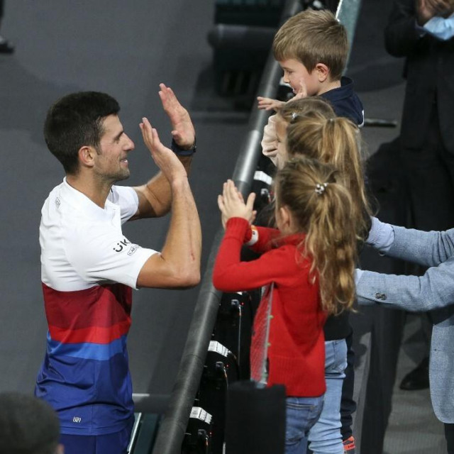 &lt;p&gt;Novak Đoković slavi sa svojom djecom pobjedu na jednom od prošlih turnira&lt;/p&gt;
