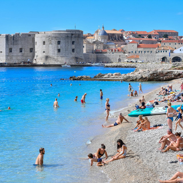 &lt;p&gt;Lonely Planet opisao je Hrvatsku kao zemlju lijepe obale obasjane suncem, s mnoštvom otoka i otočića te izazovnim planinama i povijesnim gradovima kao što je Dubrovnik&lt;/p&gt;