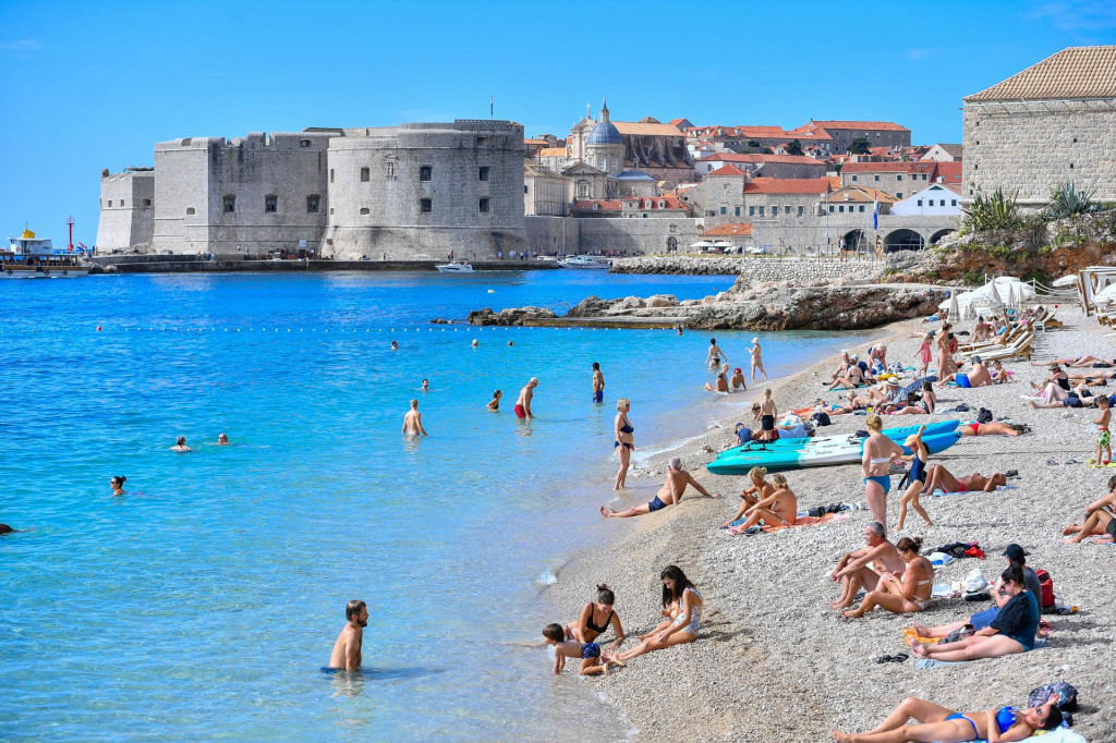 &lt;p&gt;Lonely Planet opisao je Hrvatsku kao zemlju lijepe obale obasjane suncem, s mnoštvom otoka i otočića te izazovnim planinama i povijesnim gradovima kao što je Dubrovnik&lt;/p&gt;