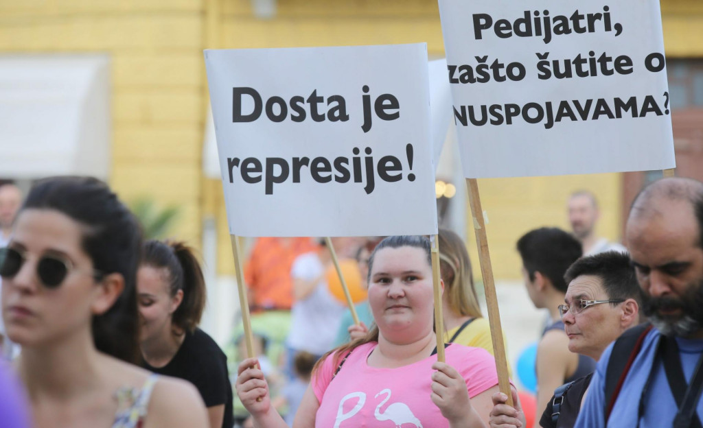 &lt;p&gt;Na Trgu Gaje Bulata su se na prosvjedu 2019. okupili roditelji koji se protive cijepljenju djece&lt;/p&gt;