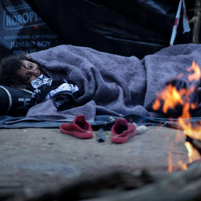&lt;p&gt;Migranti iz raznih zemalja pokušavaju se ugrijati u kampu u mjestu Edirne (Turska) u kojemu čekaju da brodom prijeđu u Grčku&lt;/p&gt;