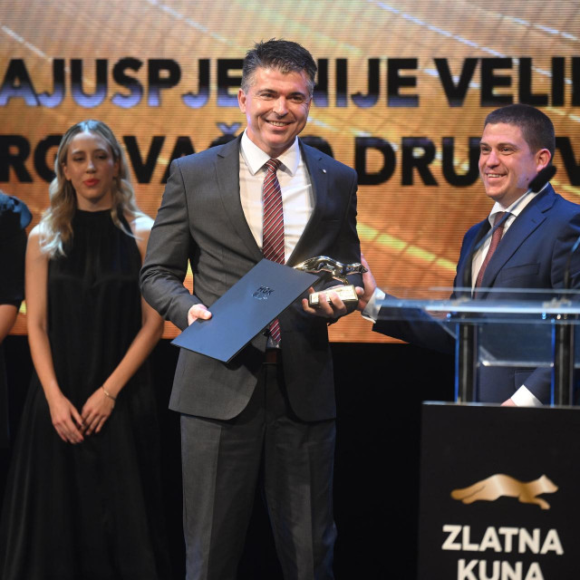 &lt;p&gt;Zagreb, 301023.&lt;br&gt;
Dodjela nagrade Zlatna kuna, koju Hrvatska gospodarska komora dodjeljuje vec 27. godinu, odrzala se u Hrvatskom narodnom kazalistu.&lt;br&gt;
Na fotografiji: Mario Pavic prima nagradu.&lt;br&gt;