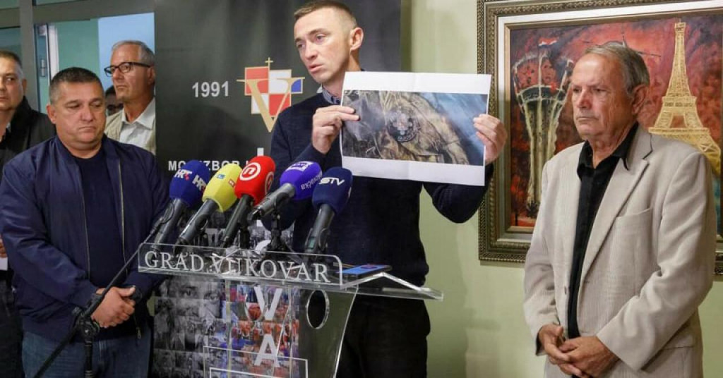 &lt;p&gt;Ivan Penava na predstavljanju plakata za obilježavanje Dana sjećanja na kojem je fotografija francuskog dragovoljca Jeana Michela Nicoliera, poginulog u Vukovaru&lt;/p&gt;