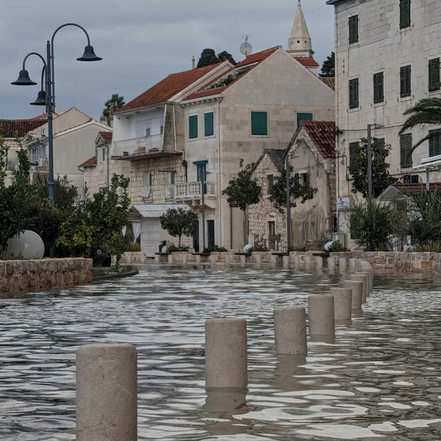 &lt;p&gt;Silinu vjetra i mora nije mogla zadržati ni nova riva u Rogoznici&lt;/p&gt;