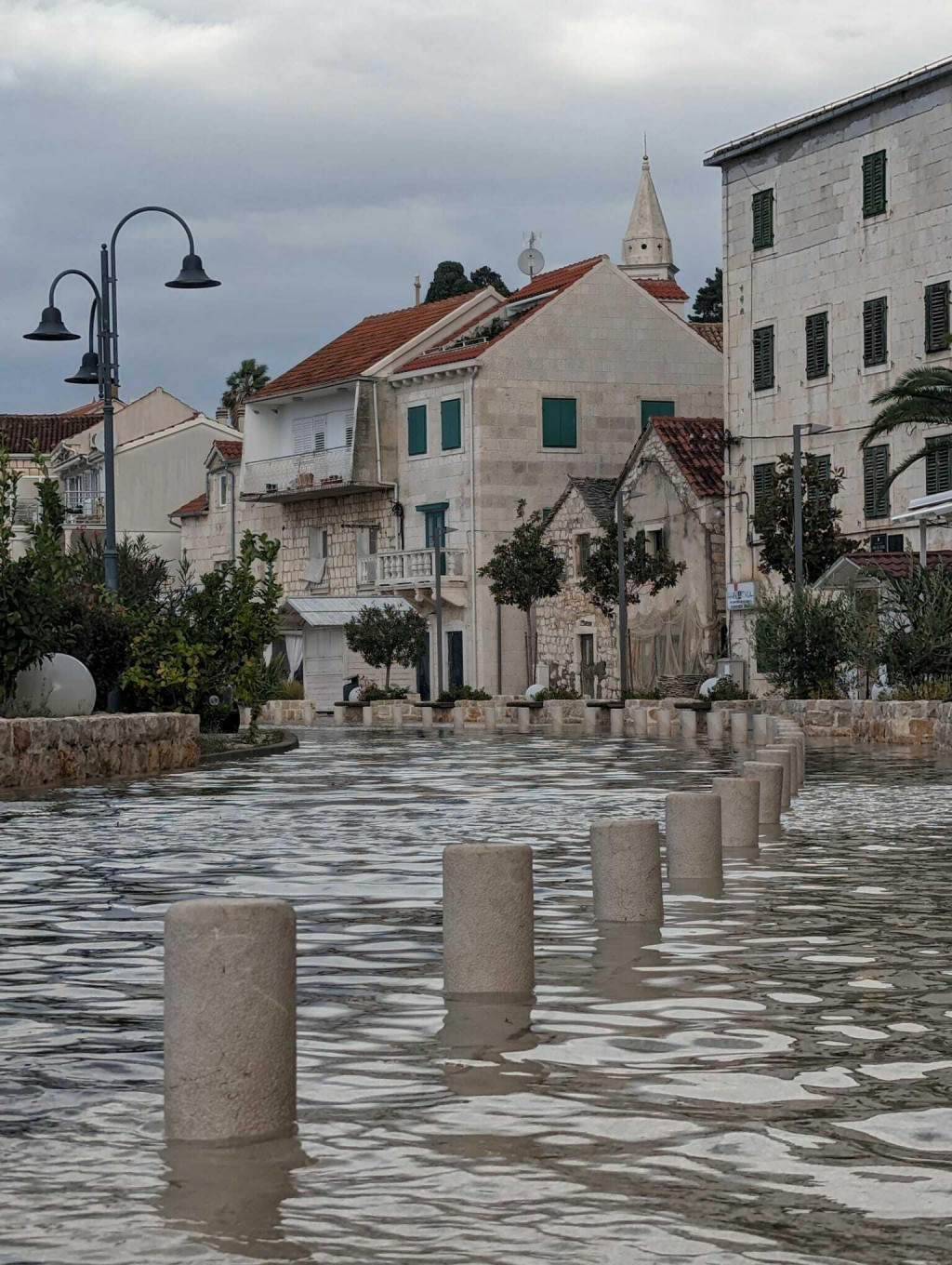 &lt;p&gt;Silinu vjetra i mora nije mogla zadržati ni nova riva u Rogoznici&lt;/p&gt;