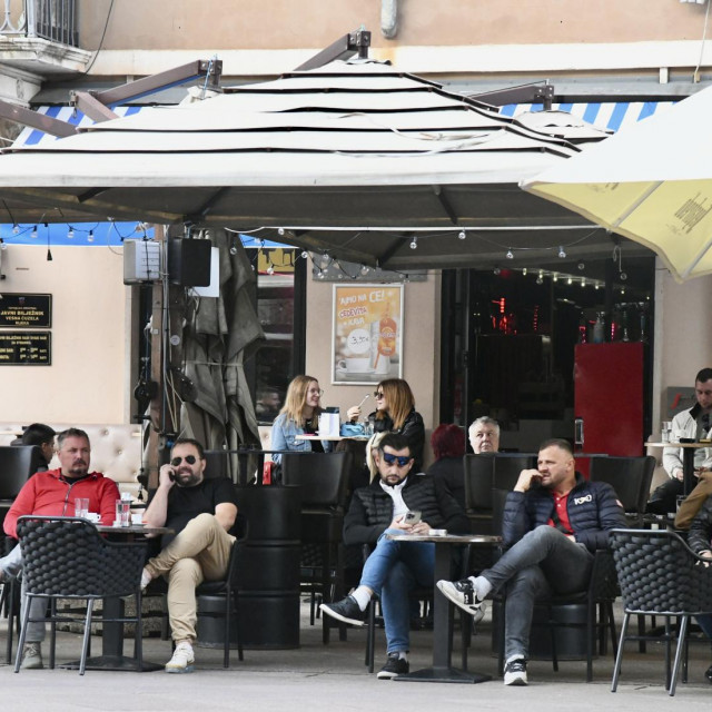 &lt;p&gt;Mali Caffe Bar na Korzu, u kojem se dogodilo trovanje iz bočice Ronmerquelle&lt;/p&gt;