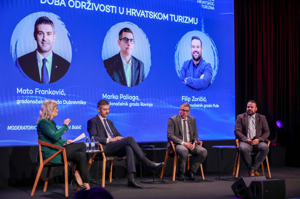 &lt;p&gt;moderatorica Damira Gregoret Bobić te gradonaČelnici Mato Franković, Marko Paliaga i Filip Zoričić na panelu &lt;/p&gt;
