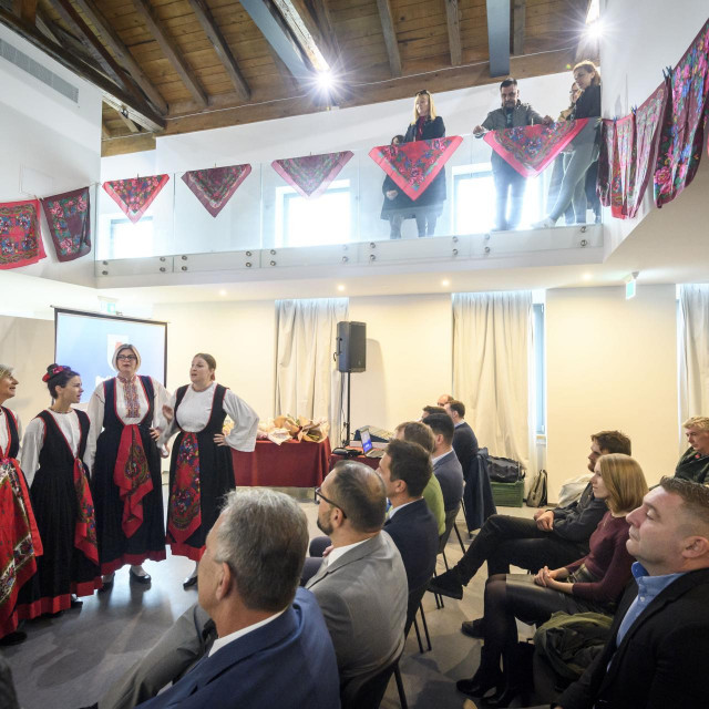 <p>Betina, 101123.<br>
Prezentacijski centar Betina.<br>
Svecana sjednica opcinskog vijeca Opcine Tisno povodom dana opcine Svetog Martina na kojoj su dodjeljena nagrade i priznanja.<br>