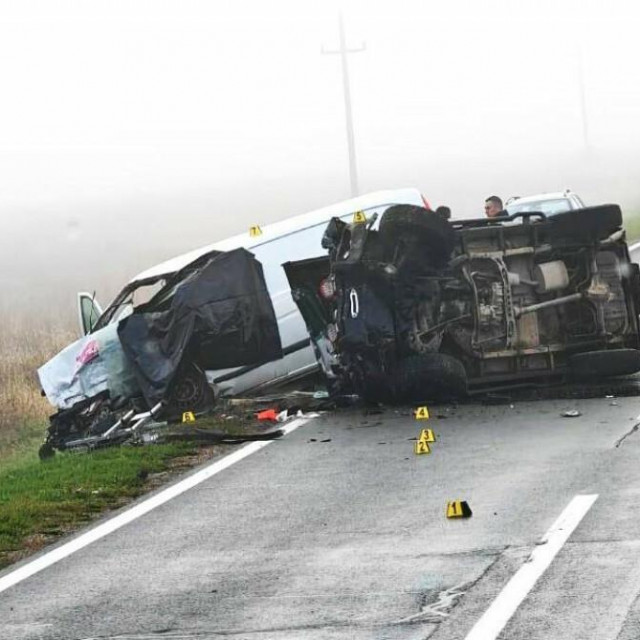 <p>Smrskani kombi na mjestu nesreće.</p>

<p>Vinkulja hr.</p>