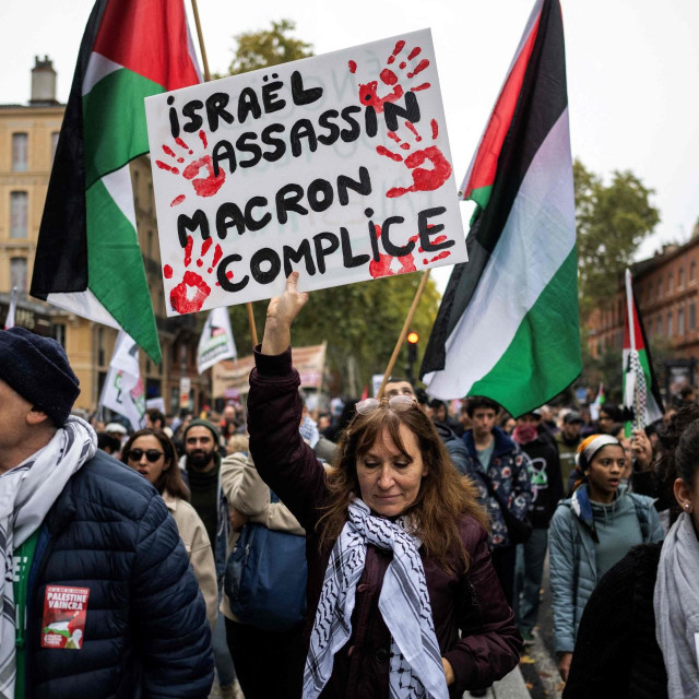 &lt;p&gt;Prosvjednici su i jučer u Toulouse nosili transparente na kojima je pisalo da je Izrael ubojica, a Macron suučesnik&lt;/p&gt;