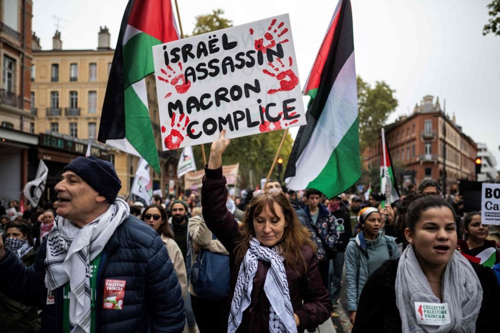 &lt;p&gt;Prosvjednici su i jučer u Toulouse nosili transparente na kojima je pisalo da je Izrael ubojica, a Macron suučesnik&lt;/p&gt;