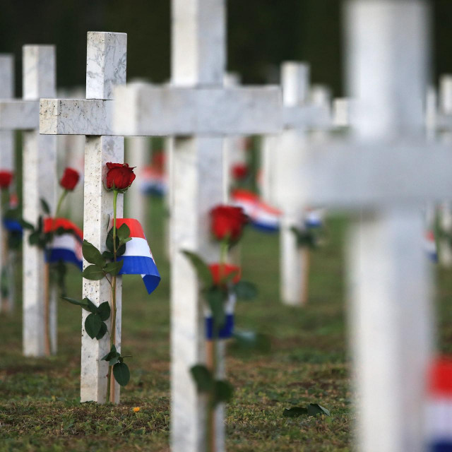 &lt;p&gt;Hrvatske zastavice i crvene ruže kod bijelih križeva na Memorijalnom groblju u Vukovaru prošle godine&lt;/p&gt;