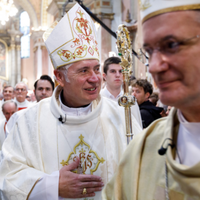 &lt;p&gt;Nadbiskup Dražen Kutleša u procesiji s novim subotičkim biskupom Ferencom Fazekasom&lt;/p&gt;