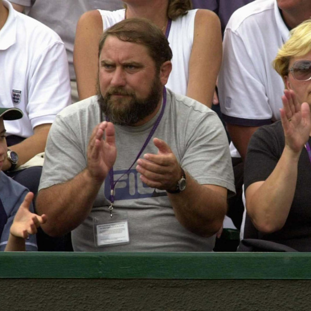 &lt;p&gt;Brat Savo, otac Damir i majka Ljiljana Dokić u Wimbledonu 2000.&lt;/p&gt;