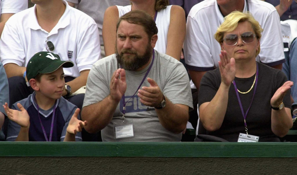 &lt;p&gt;Brat Savo, otac Damir i majka Ljiljana Dokić u Wimbledonu 2000.&lt;/p&gt;