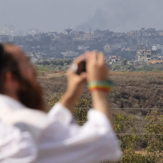 &lt;p&gt;Izraelac uz granicu s Gazom promatra okršaje na palestinskom području&lt;/p&gt;