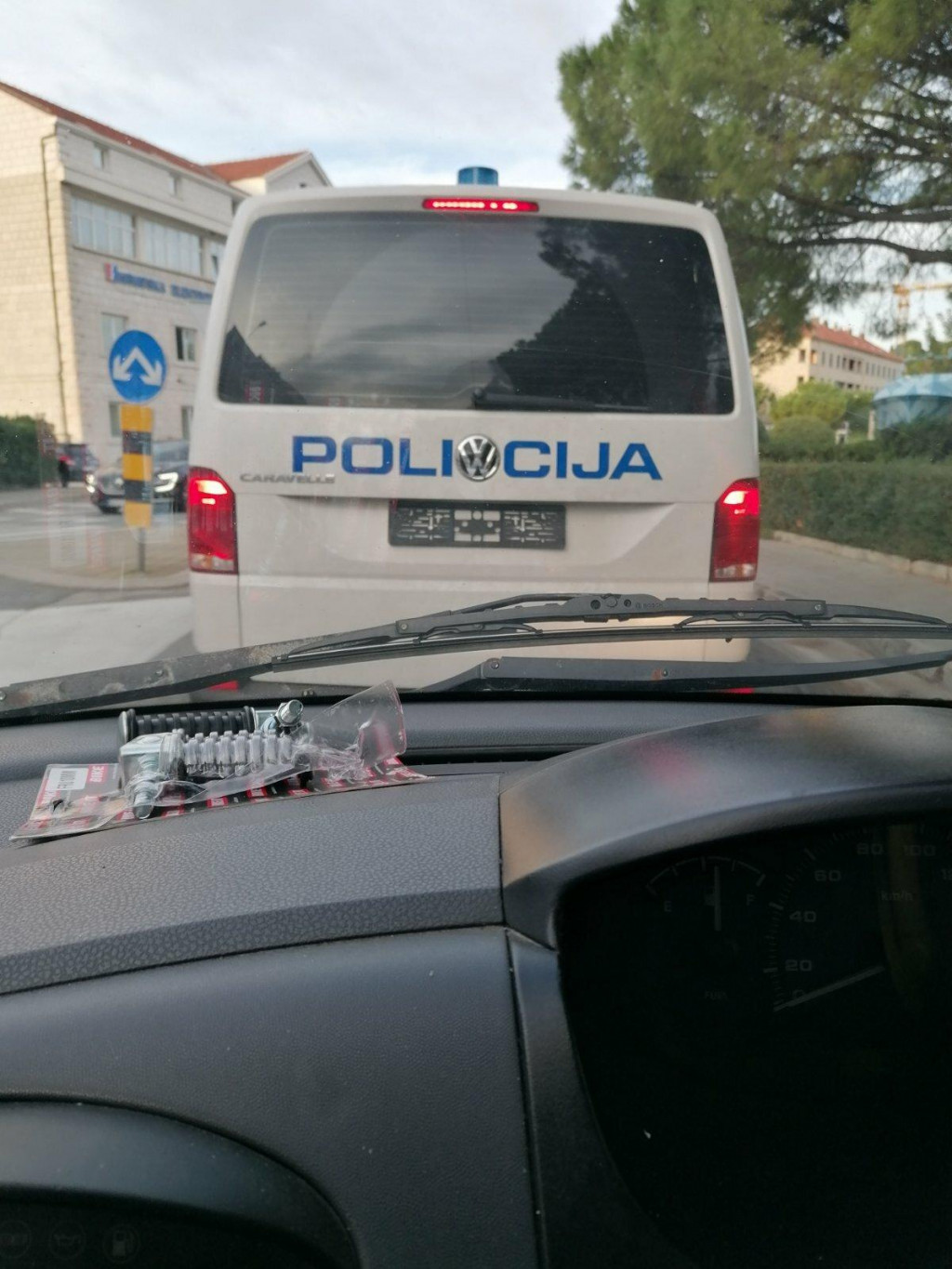 &lt;p&gt;Policijskom kombiju otpala je registarska oznaka&lt;/p&gt;