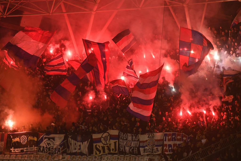 &lt;p&gt;Split, 121123.&lt;br&gt;
Stadion Poljud.&lt;br&gt;
Nogometna utakmica 15. kola SuperSport HNL-a, HNK Hajduk - NK Varazdin.&lt;br&gt;
Na fotografiji: baklje na tribinama Torcide.&lt;br&gt;