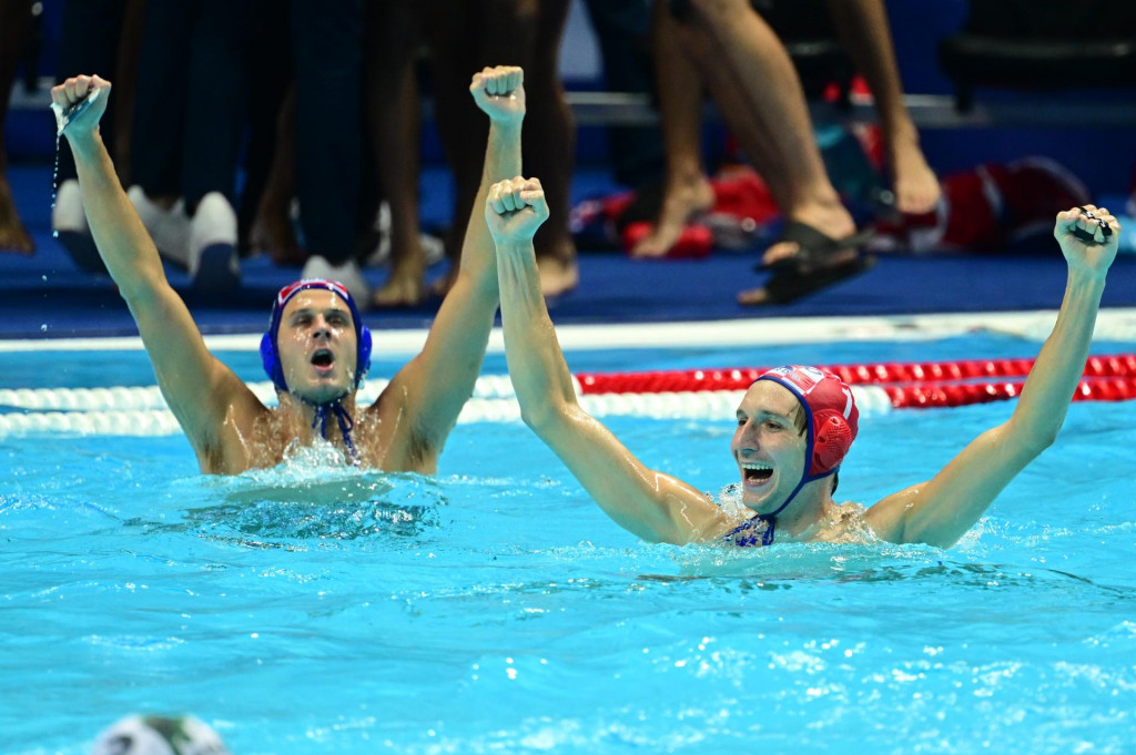 &lt;p&gt;Loren Fatović i Marko Bijač slave zlato na 35. LEN Europskom prvenstvu u vaterpolu, koje je 2022. održano u Splitu&lt;/p&gt;