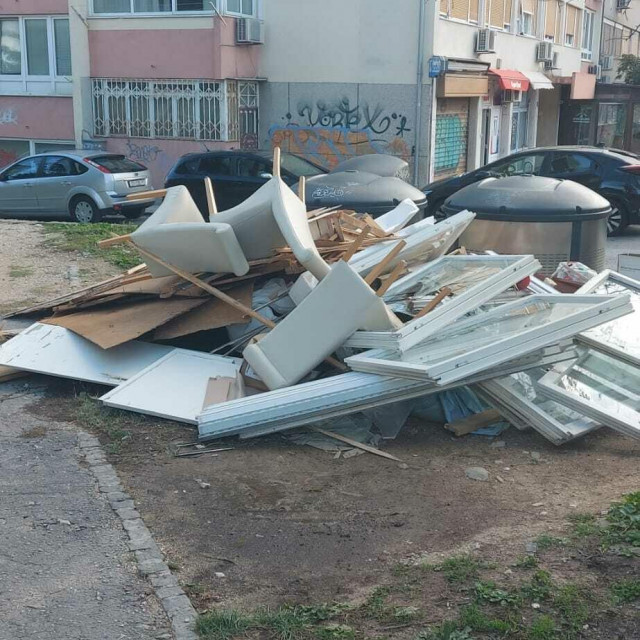 &lt;p&gt;Ilegalni deponij ispred zgrade u Starčevićevoj 32 u Splitu&lt;/p&gt;