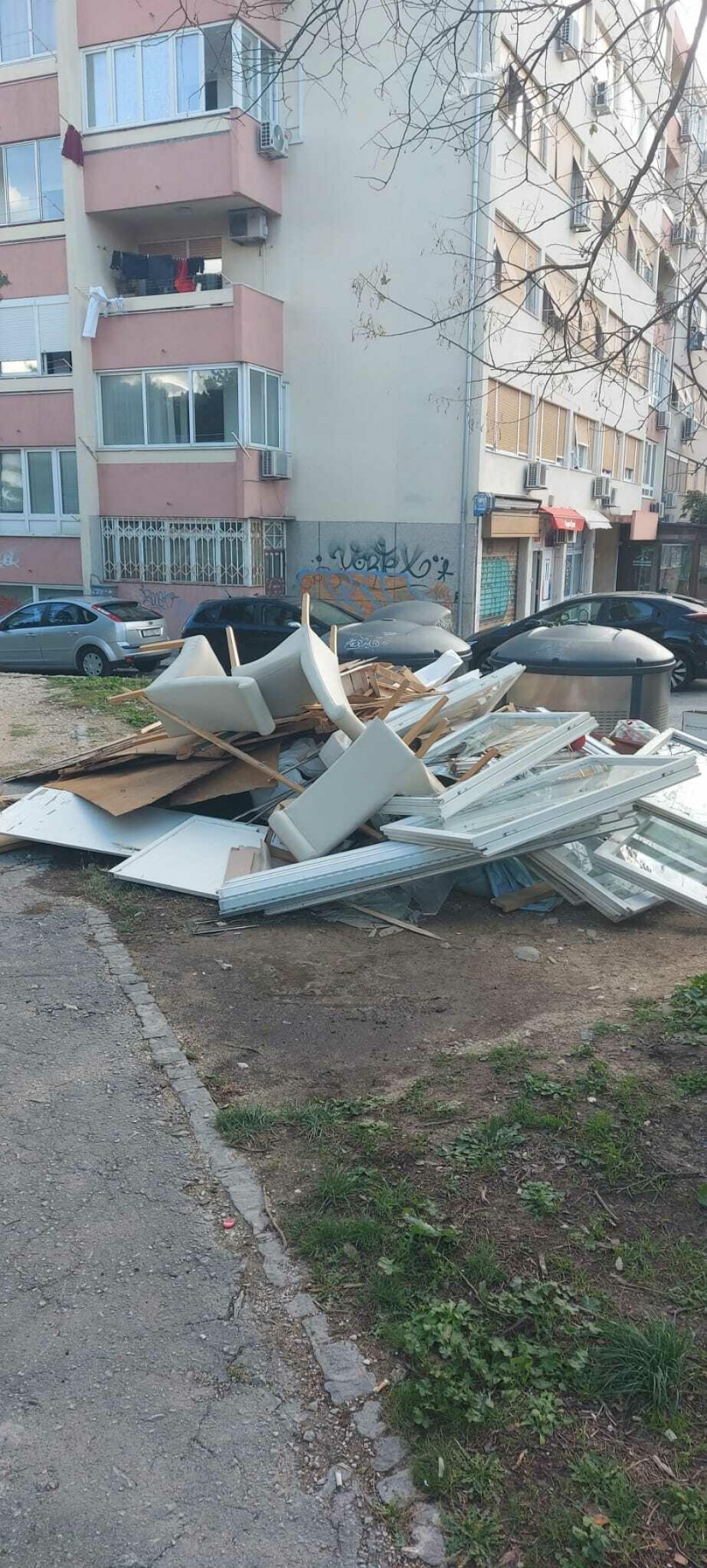 &lt;p&gt;Ilegalni deponij ispred zgrade u Starčevićevoj 32 u Splitu&lt;/p&gt;