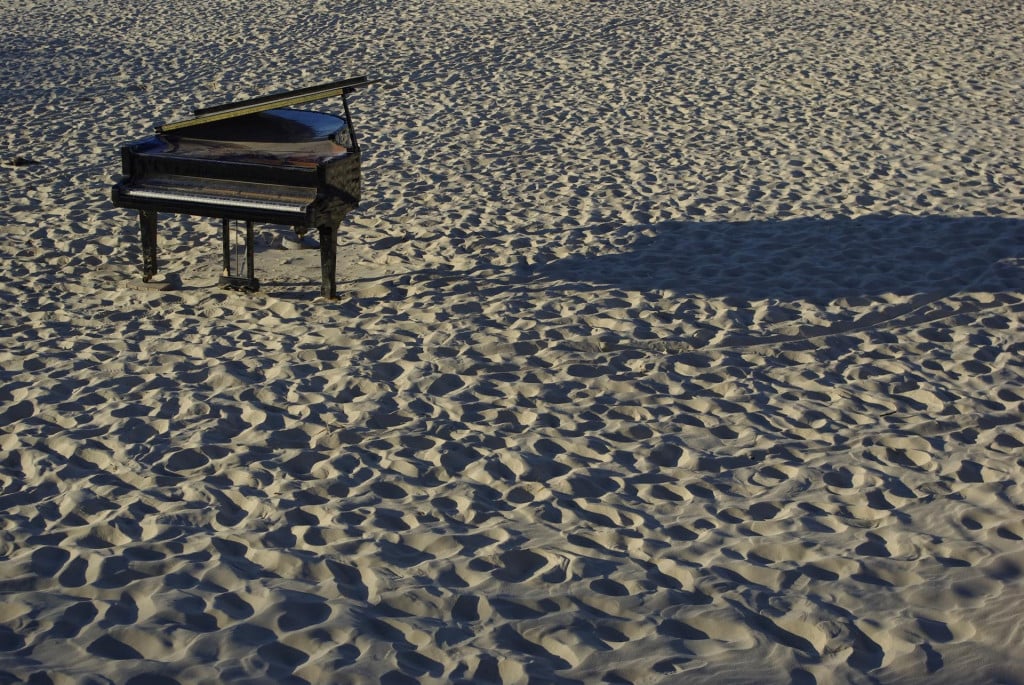 &lt;p&gt;Nadrealan prizor klavira na pijesku&lt;/p&gt;
