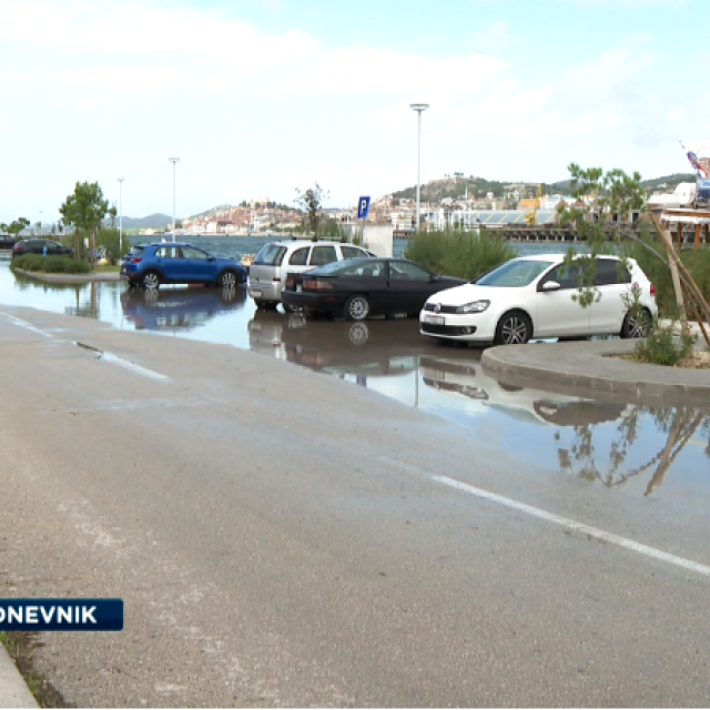 &lt;p&gt;Jedino parkiralište u Mandalini poplavi nakon svake veće kiše&lt;/p&gt;