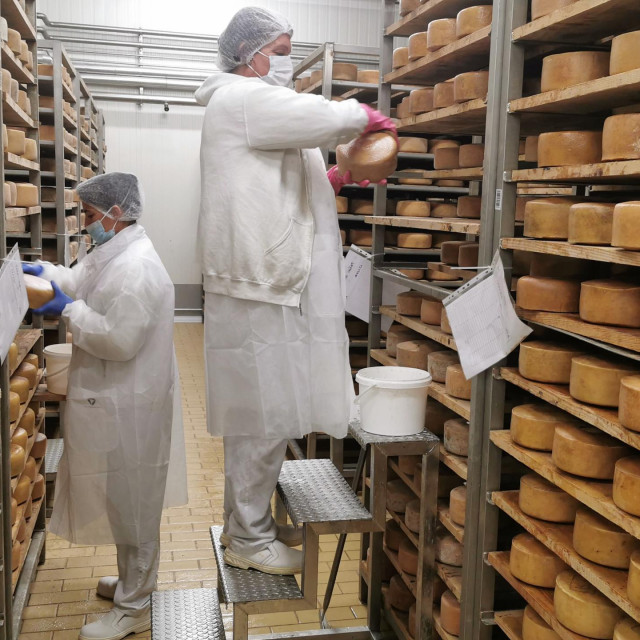 <p>Za potpore proizvođačima i udrugama u poljoprivredi i ruralnom razvoju odobreno vi&scaron;e od 300 tisuća eura bespovratnih sredstava</p>