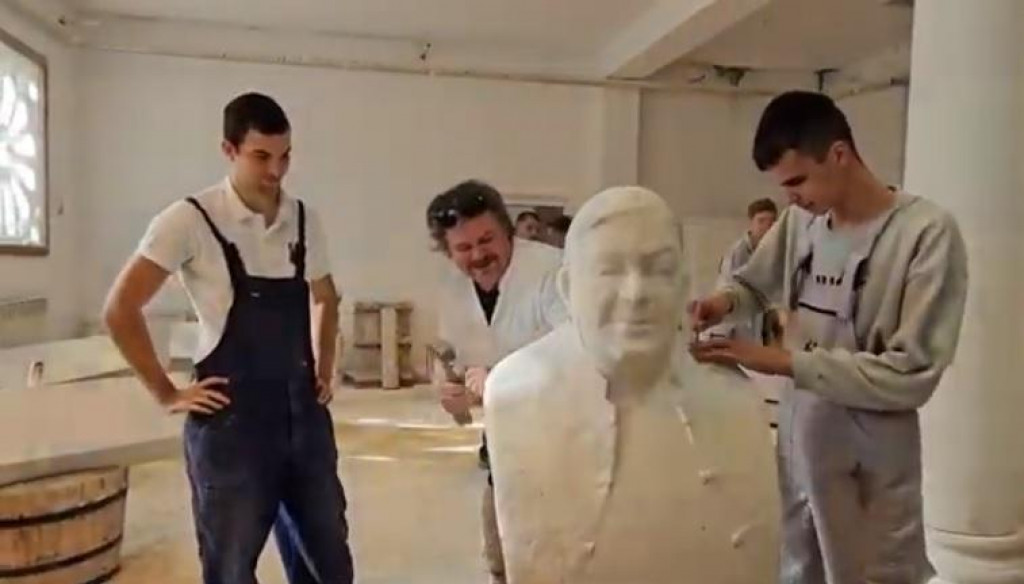 &lt;p&gt;Akademski kipar Mate Roščić zadužen je za izradu poprsja Vinka Coce&lt;/p&gt;