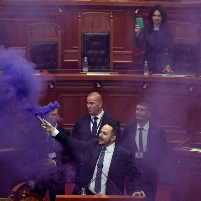 &lt;p&gt;Albanski opozicionar Ervin Salianji 2. studenoga zapalio je dimnu bombu u albanskome parlamentu&lt;/p&gt;