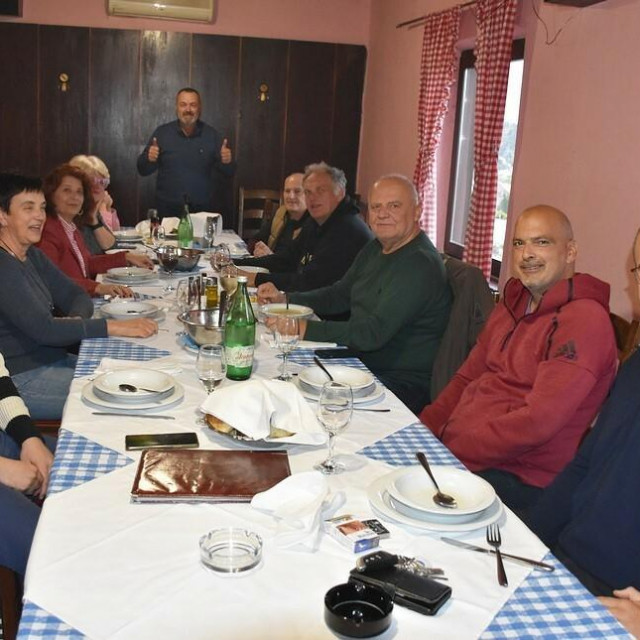 &lt;p&gt;Darko Šetka sa svojim vjernim gostima u restoranu ‘Teta Olga‘&lt;/p&gt;