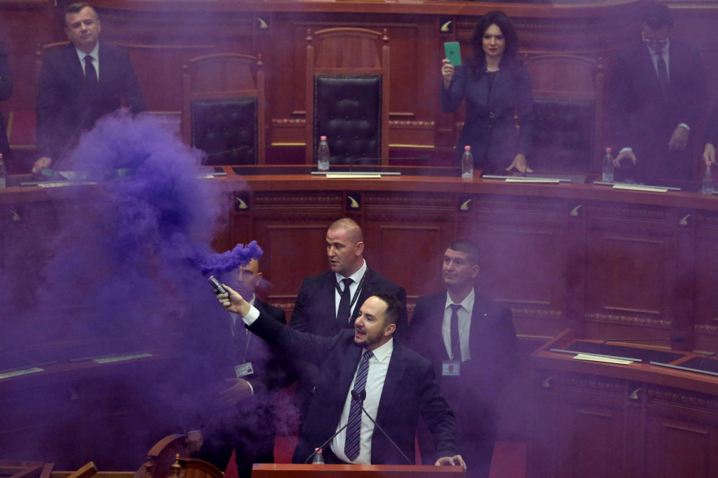 &lt;p&gt;Albanski opozicionar Ervin Salianji 2. studenoga zapalio je dimnu bombu u albanskome parlamentu&lt;/p&gt;