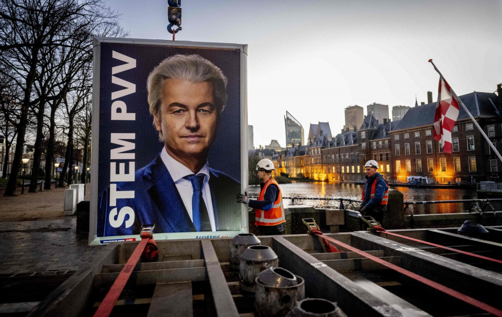 &lt;p&gt;Predizborni plakat Geerta Wildersa u Haagu, radnici ga uklanjaju nakon okončanja izbora&lt;/p&gt;