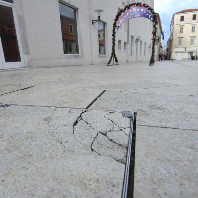 &lt;p&gt;Zadar, 271123.&lt;br&gt;
Polomljene i ispucane kamene ploce na Trgu Petra Zoranica.&lt;br&gt;