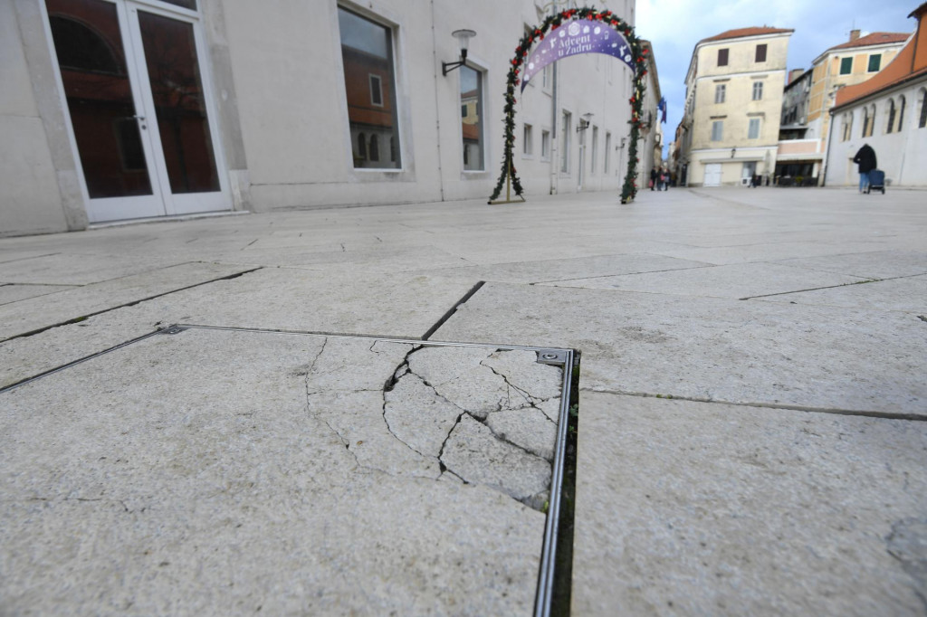 &lt;p&gt;Zadar, 271123.&lt;br&gt;
Polomljene i ispucane kamene ploce na Trgu Petra Zoranica.&lt;br&gt;