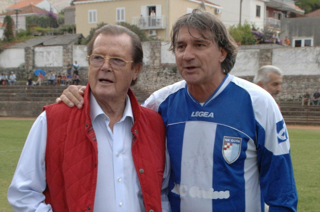 <p>Roger Moore i Hajdukov veteran Ivica &Scaron;urjak</p>