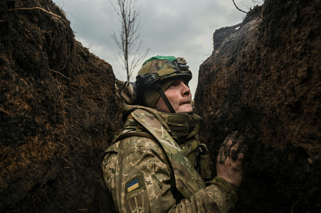 &lt;p&gt;Ukrajinski vojnik u rovu u čekanju ruskog napada&lt;/p&gt;