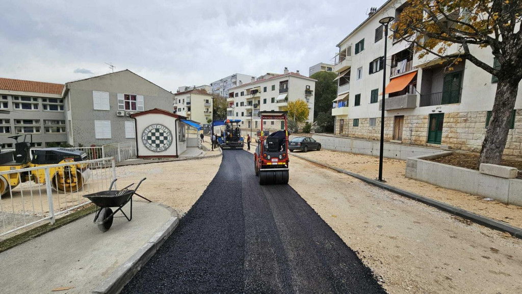 &lt;p&gt;Radovi na školskom trgu u Pločama&lt;/p&gt;