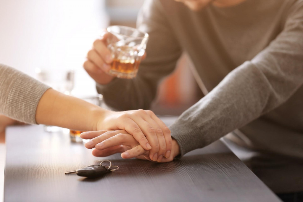 &lt;p&gt;Woman preventing drunk man from taking car keys, closeup. Don‘t drink and drive concept&lt;/p&gt;