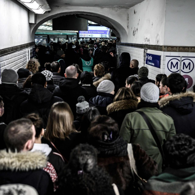 &lt;p&gt;‘Kad uđeš na stanicu gdje svi stižu iz te zračne luke, u tom prvom metrou je pravi pakao... Svi viču, guraju se, svađaju i u toj gužvi‘, opisala je Ana Mihajlovski situaciju u pariškom javnom prijevozu (ilustracija)&lt;/p&gt;