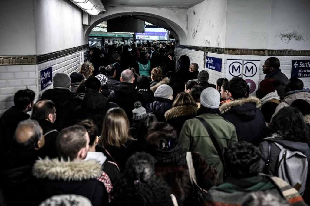 &lt;p&gt;‘Kad uđeš na stanicu gdje svi stižu iz te zračne luke, u tom prvom metrou je pravi pakao... Svi viču, guraju se, svađaju i u toj gužvi‘, opisala je Ana Mihajlovski situaciju u pariškom javnom prijevozu (ilustracija)&lt;/p&gt;
