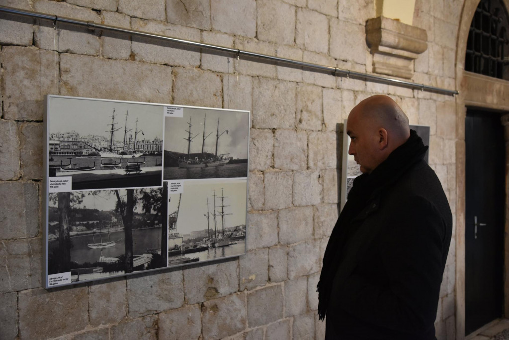 &lt;p&gt;Dubrovnik, 061223&lt;br&gt;
Otvorena izlozba fotografija skolskog broda Jadran, povodom Dana dubrovackih branitelja.&lt;br&gt;