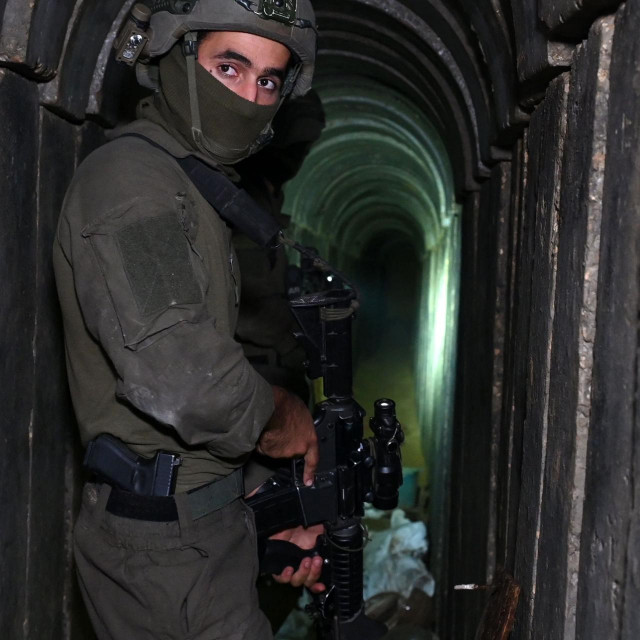 &lt;p&gt;Izraelski vojnik u jednom od Hamasovih tunela, o čijem se potapanju navodno razmišlja&lt;/p&gt;