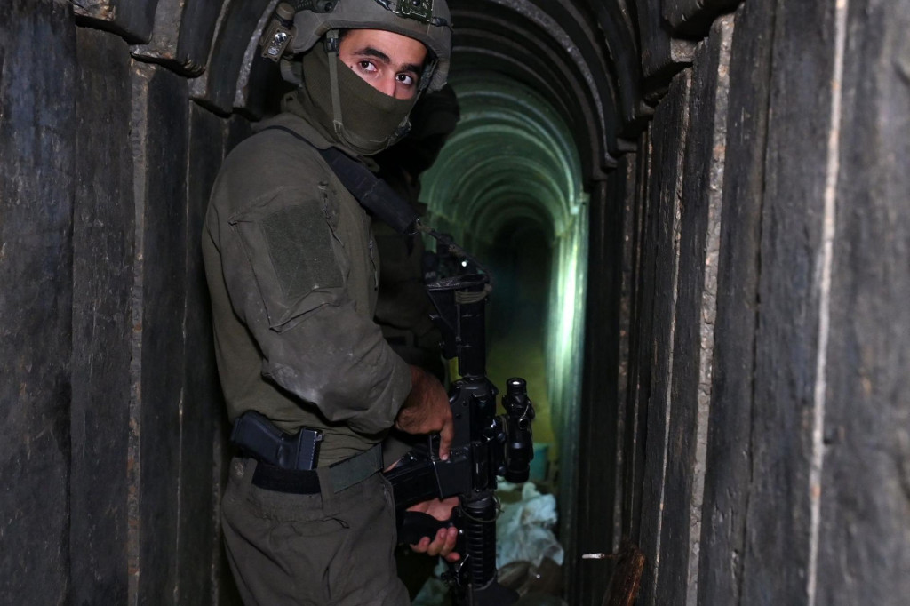 &lt;p&gt;Izraelski vojnik u jednom od Hamasovih tunela, o čijem se potapanju navodno razmišlja&lt;/p&gt;