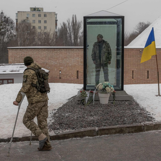 &lt;p&gt;Ranjeni ukrajinski vojnik kraj kijevskog spomenika poginulom vojniku Aleksandru Matsievskom&lt;/p&gt;